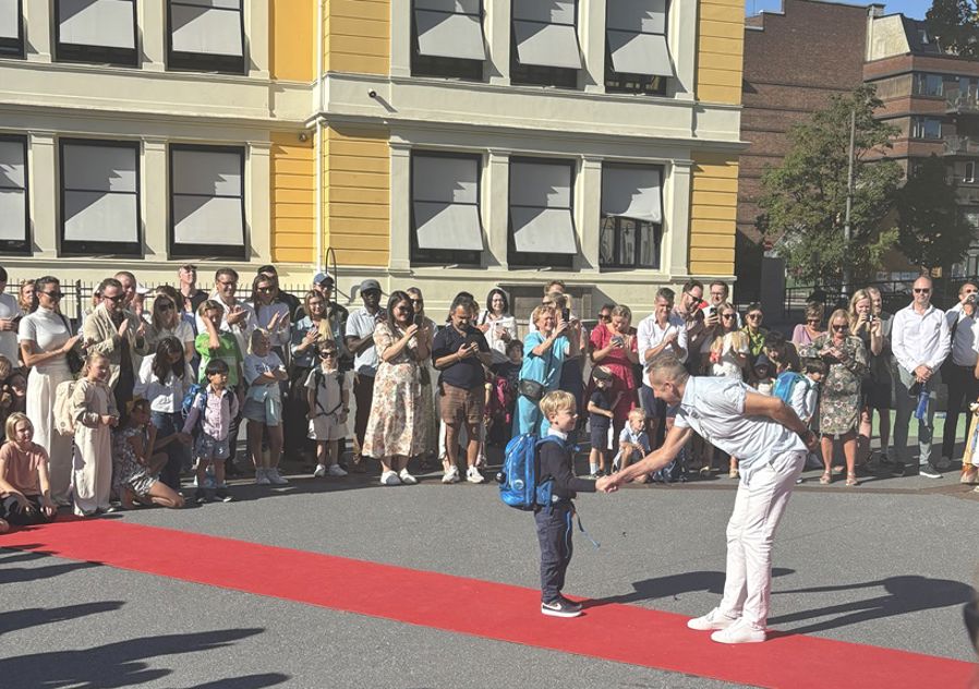 Rektor hilser på nye første-klasse elever