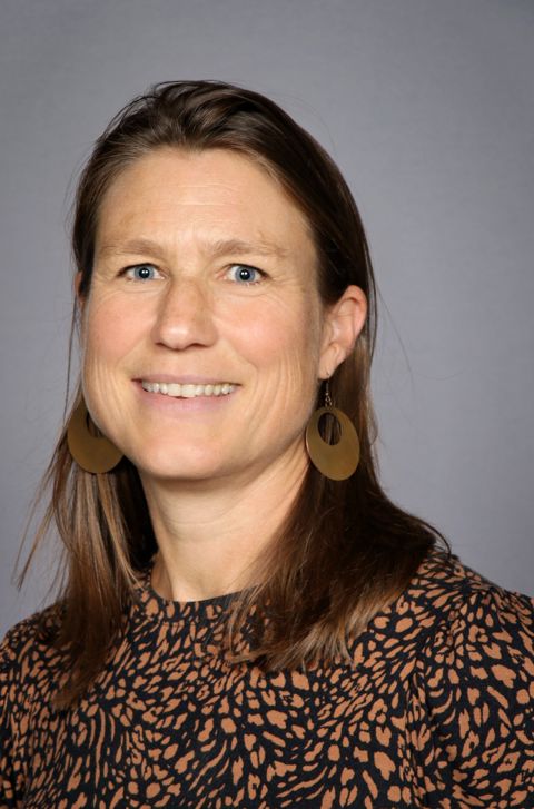 en person med langt hår som smiler