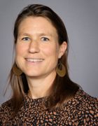 en person med langt hår som smiler en person med langt hår som smiler