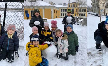 2B koser seg i snøen