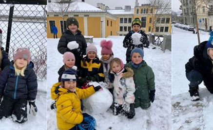 2B koser seg i snøen