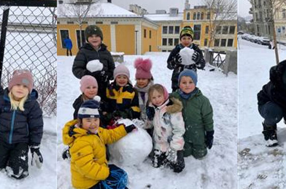 2B koser seg i snøen