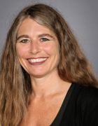 et nærbilde av en person som smiler et nærbilde av en person som smiler