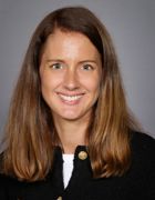 en person med langt hår som smiler en person med langt hår som smiler