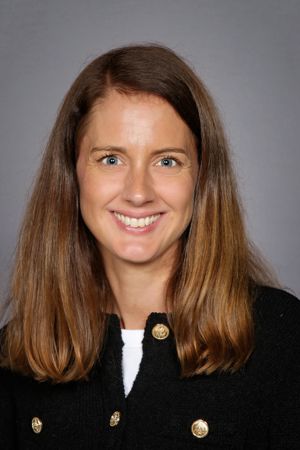 en person med langt hår som smiler en person med langt hår som smiler