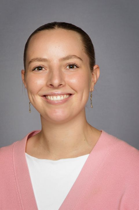 en person som smiler til kameraet