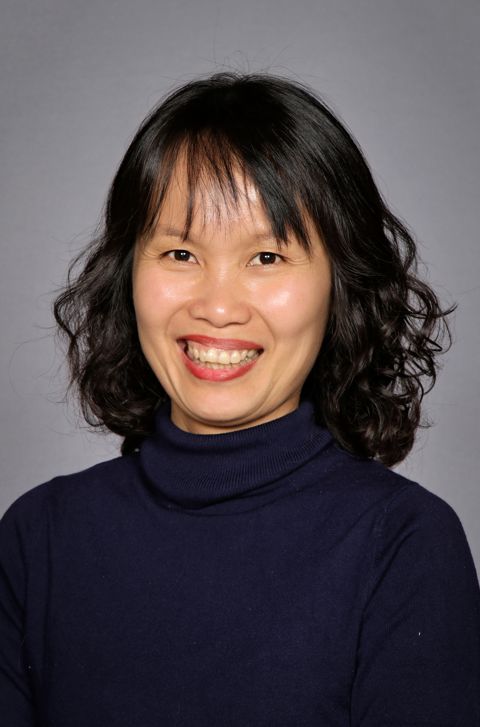 en person med mørkt hår