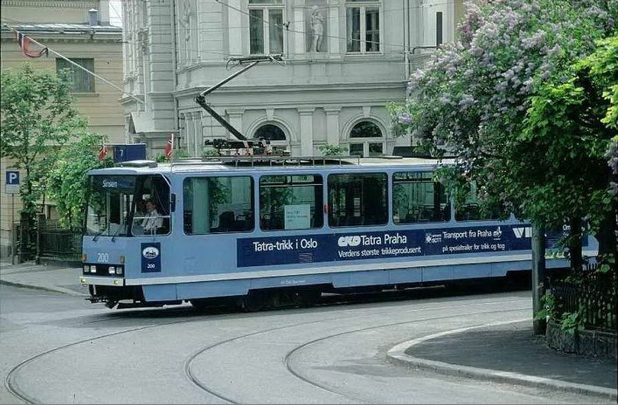 En blå trikk på gaten