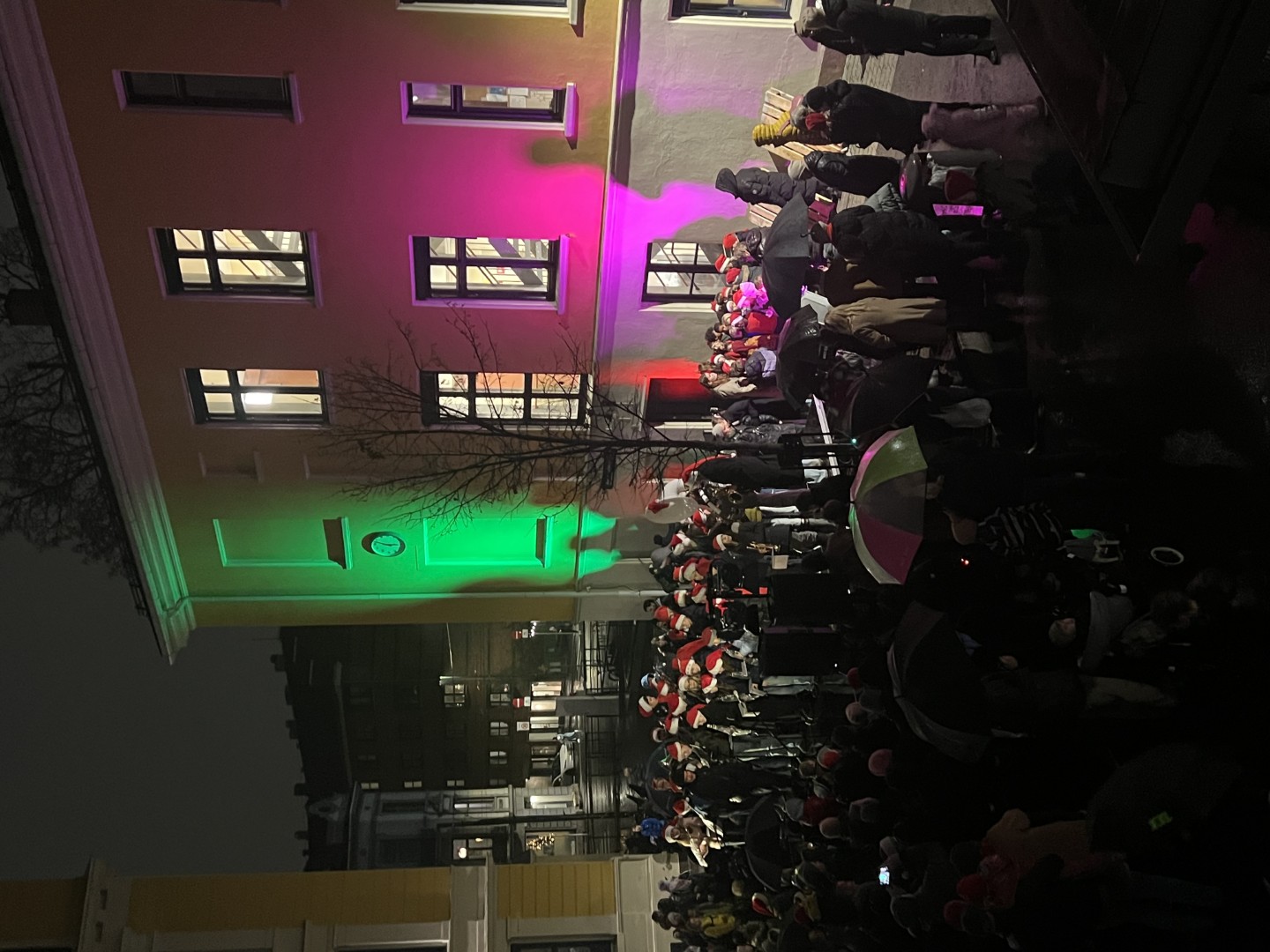 En folkemengde på en gate