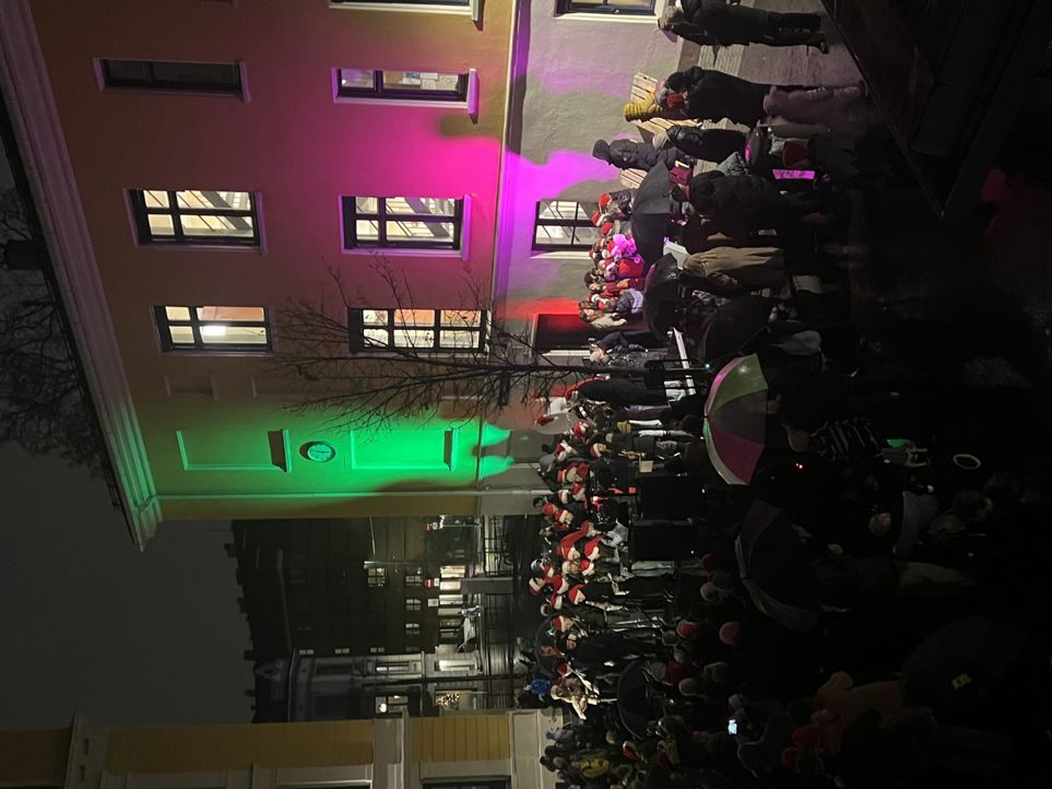 En folkemengde på en gate