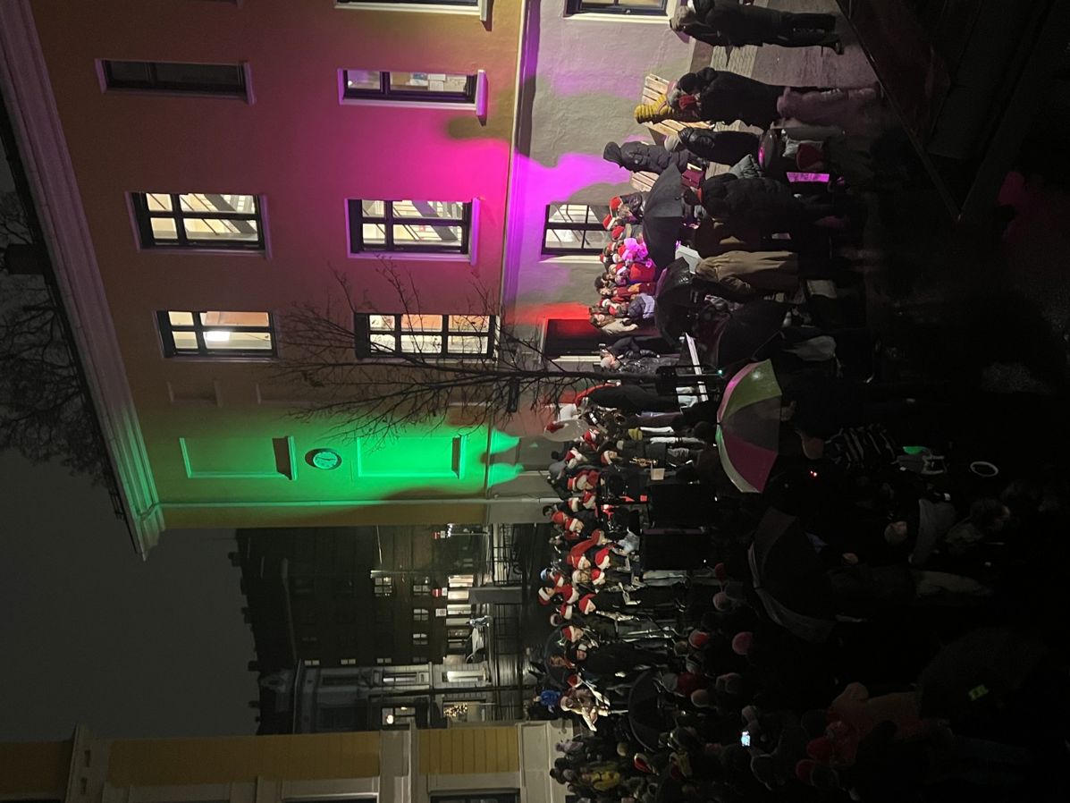 En folkemengde på en gate