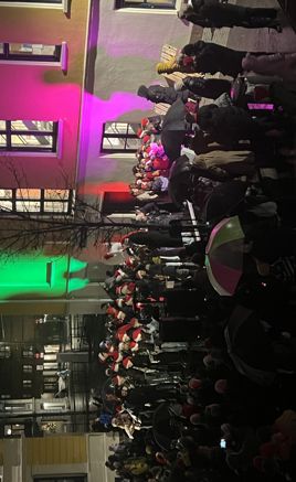 En folkemengde på en gate En folkemengde på en gate