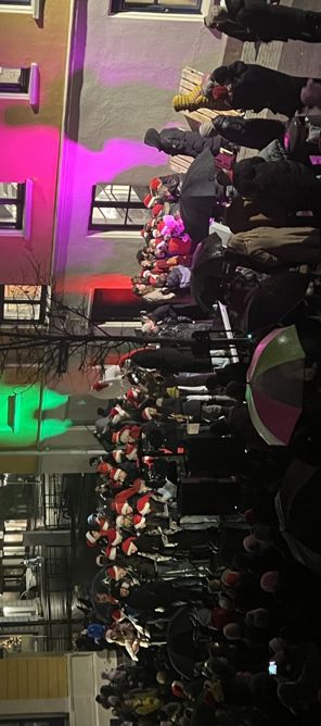 En folkemengde på en gate En folkemengde på en gate