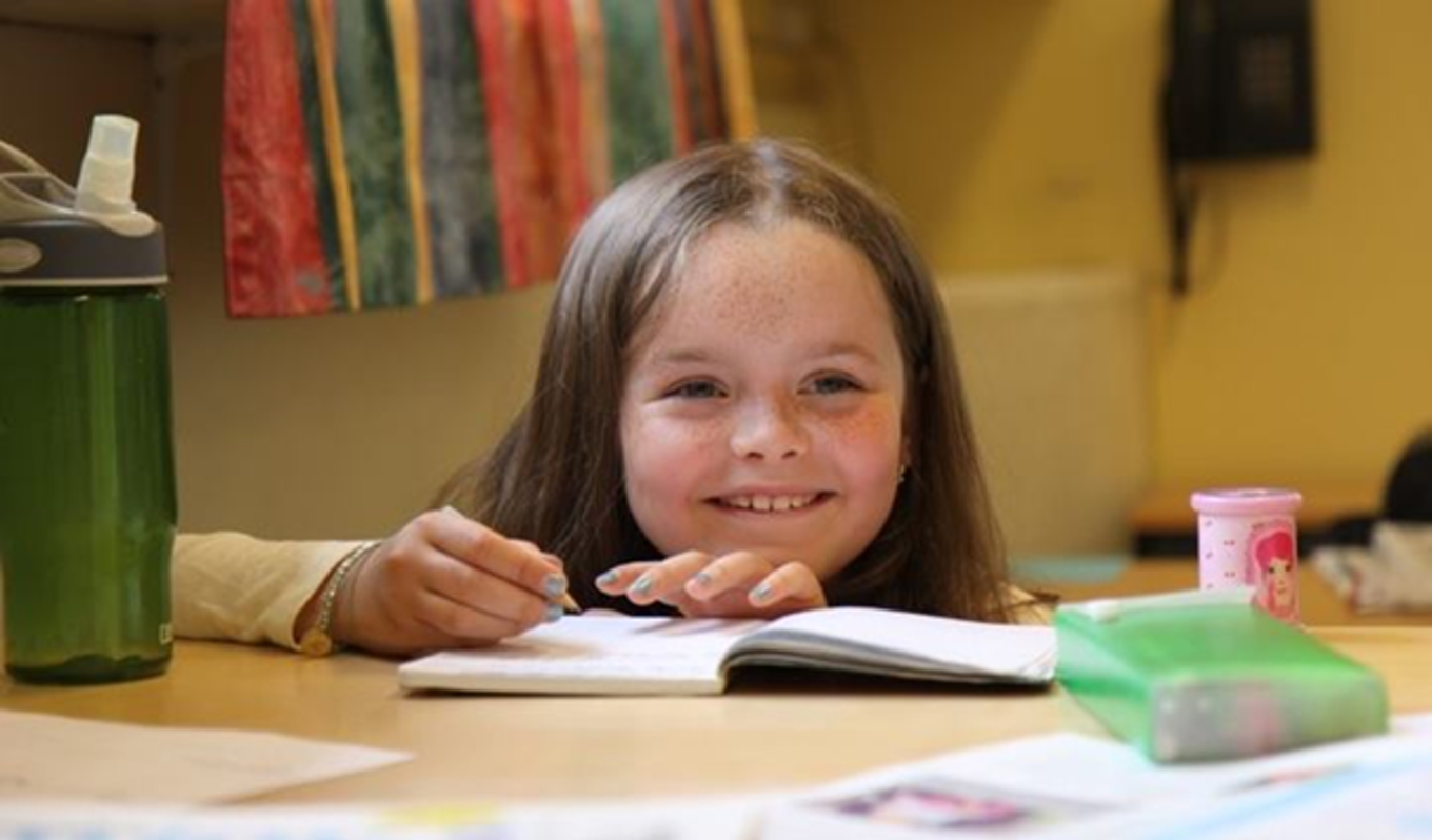 et barn som sitter ved et bord et barn som sitter ved et bord