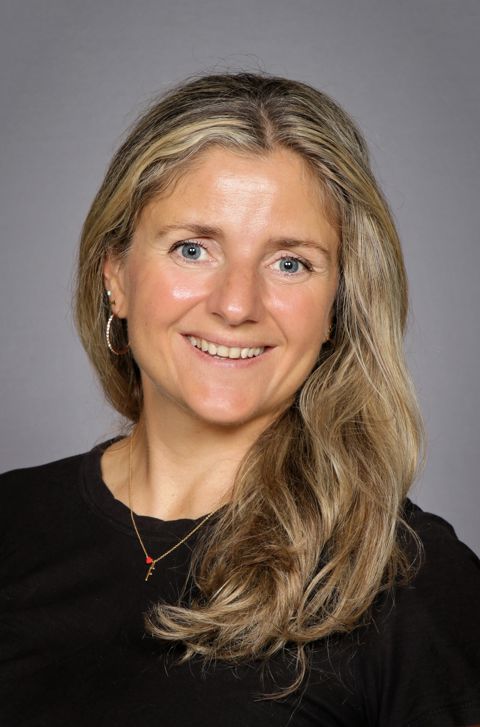 et nærbilde av en person som smiler