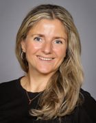 et nærbilde av en person som smiler et nærbilde av en person som smiler