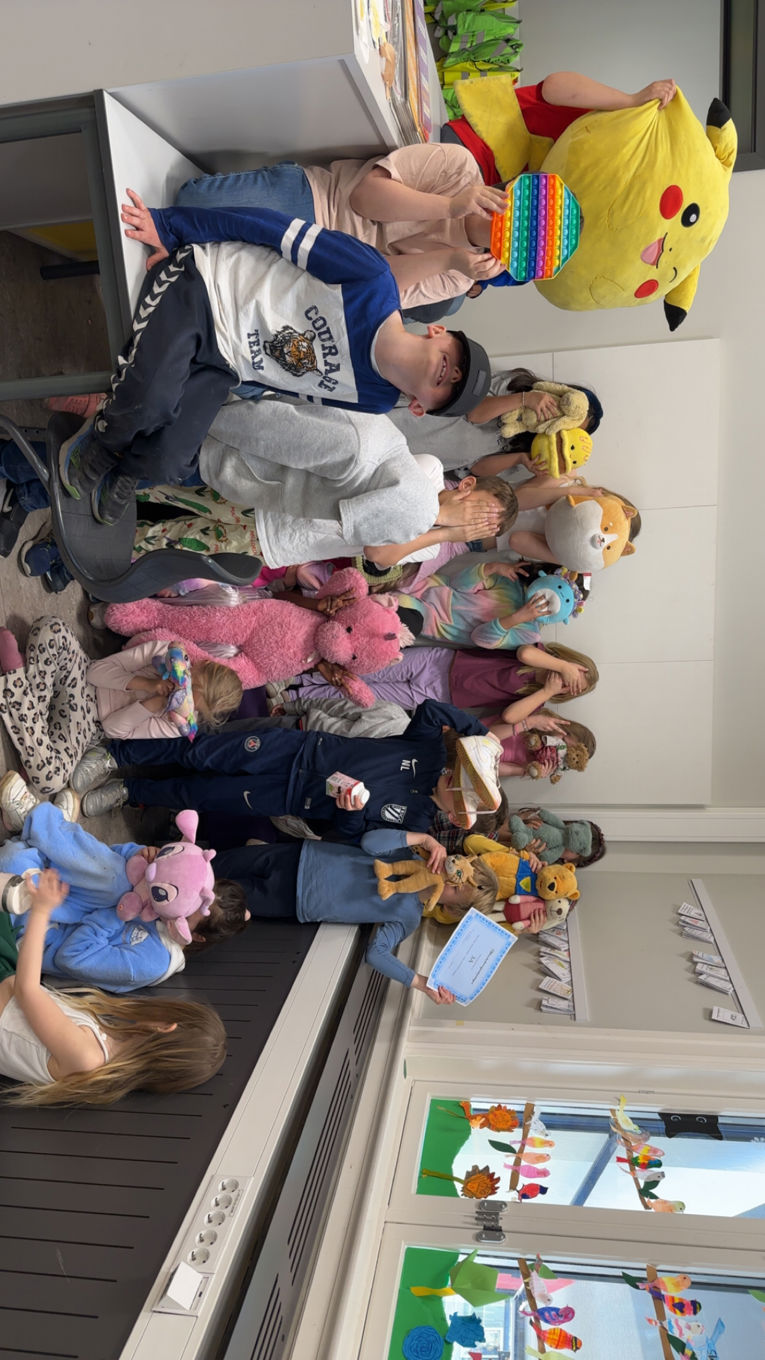 En gruppe mennesker i klær