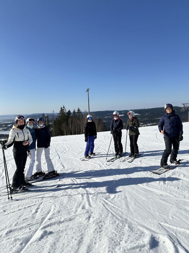 En gruppe skiløpere poserer for et bilde