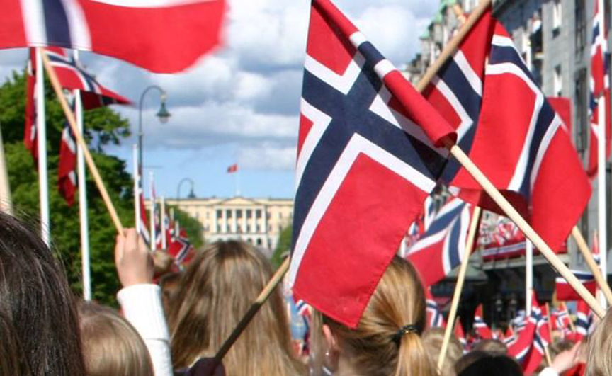 en gruppe mennesker som holder flagg en gruppe mennesker som holder flagg