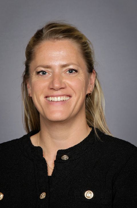 en person som smiler til kameraet