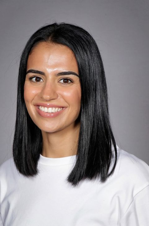 en person som smiler til kameraet en person som smiler til kameraet