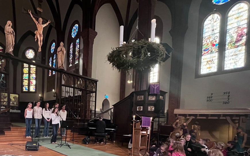 En gruppe mennesker i en kirke