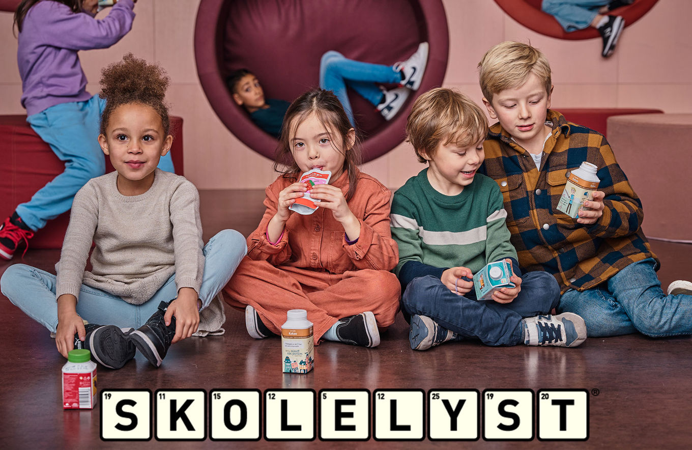en gruppe barn som sitter på gulvet og spiser is en gruppe barn som sitter på gulvet og spiser is