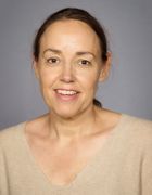 en person med et stort smil en person med et stort smil