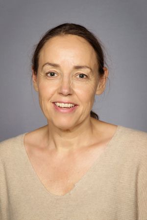 en person med et stort smil en person med et stort smil