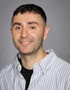 en person som smiler til kameraet en person som smiler til kameraet