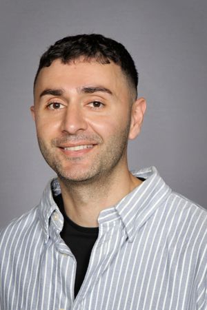 en person som smiler til kameraet en person som smiler til kameraet