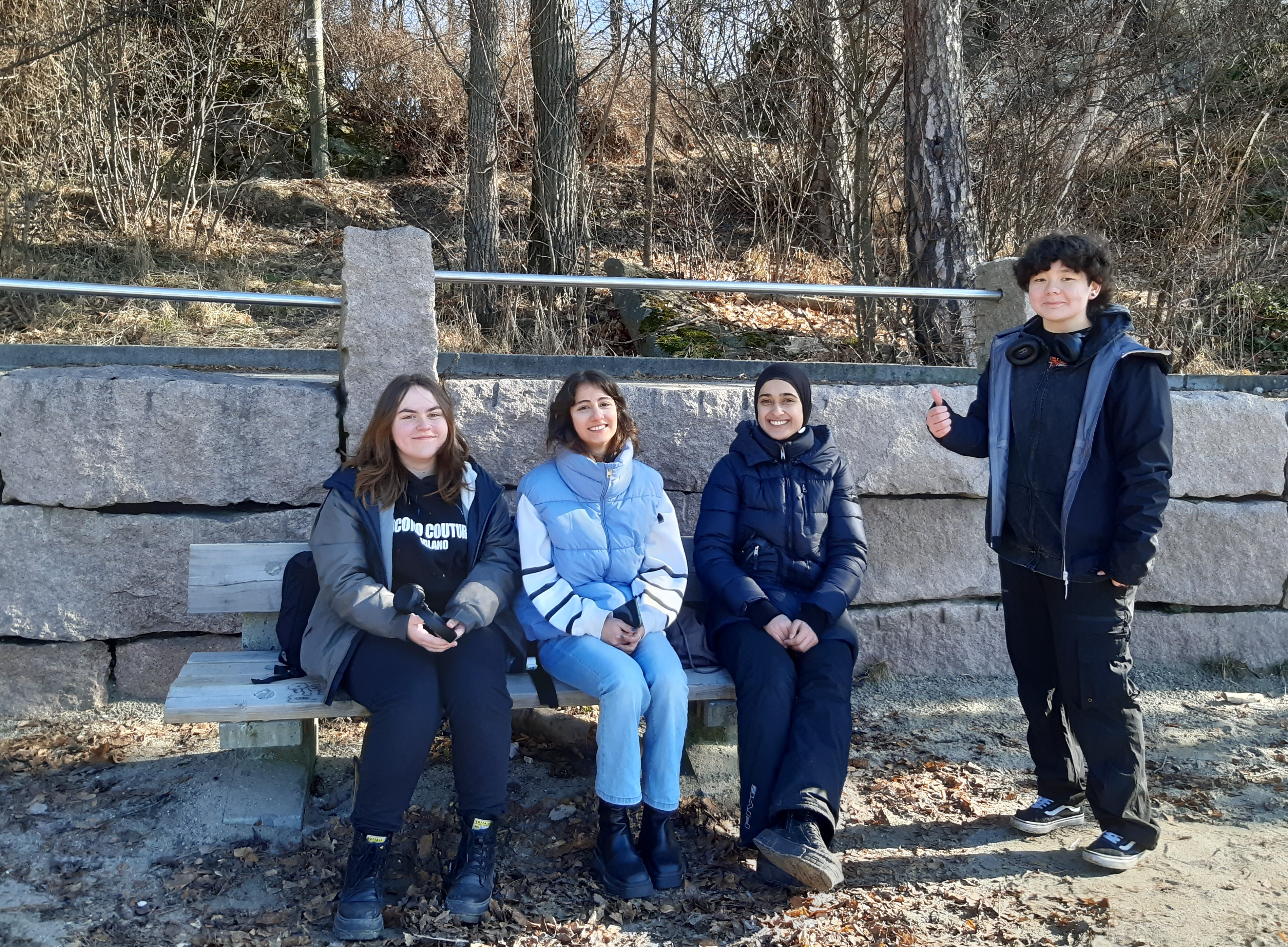 en gruppe mennesker som sitter på en benk