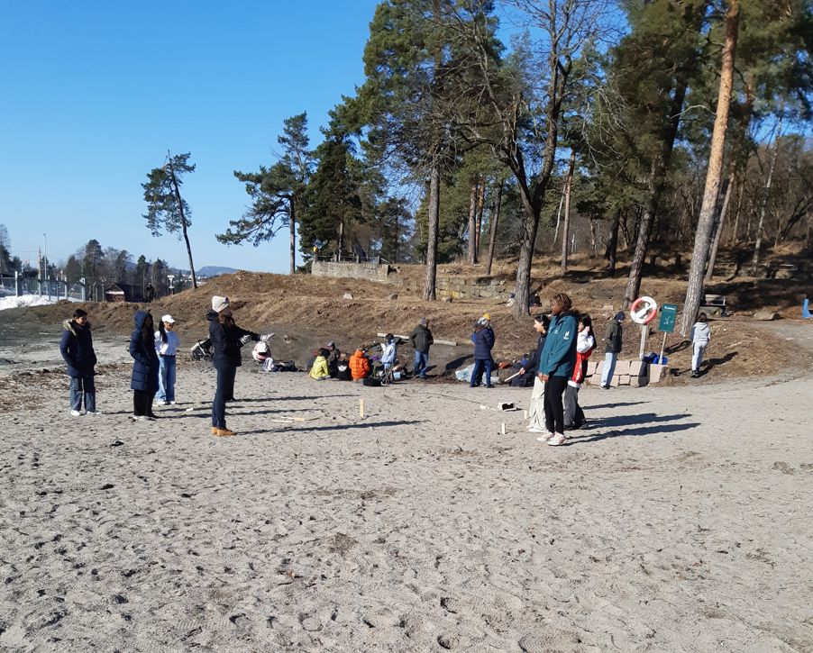 En gruppe mennesker utenfor