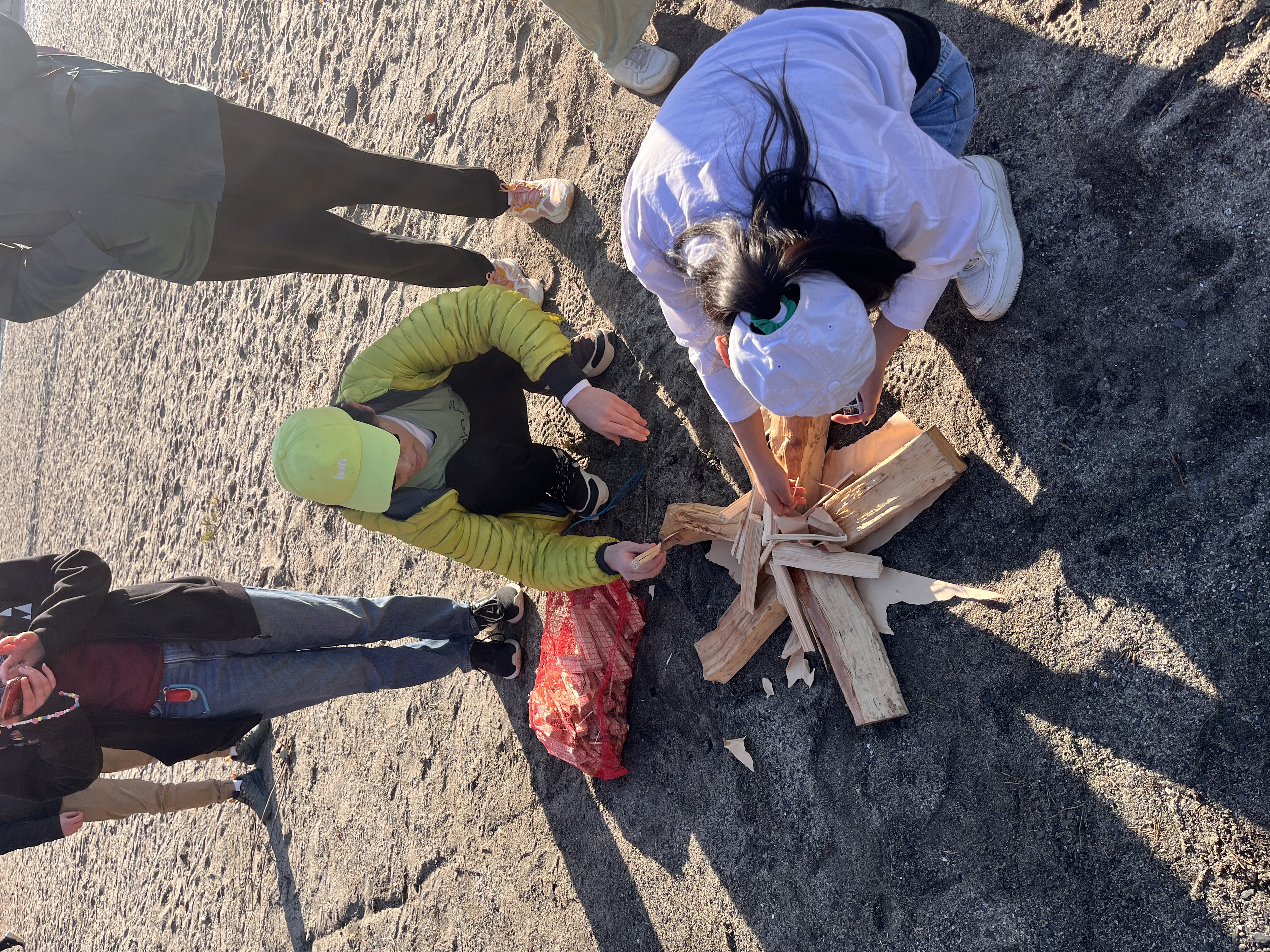 En gruppe mennesker som jobber med tre