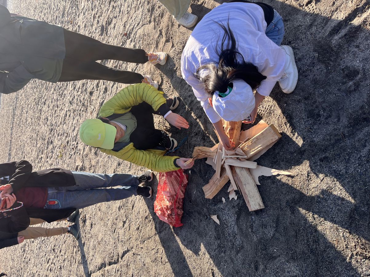 En gruppe mennesker som jobber med tre